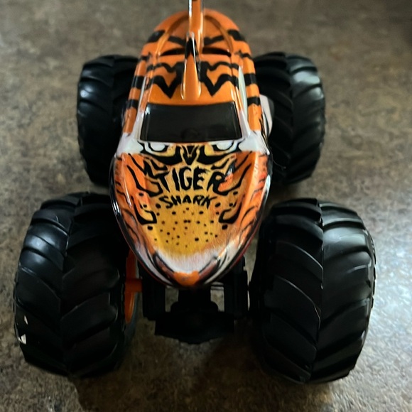 ❤️ Hot Wheels Tiger Shark Monster Truck - Picture 1 of 5